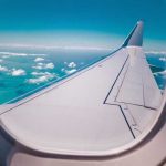 Bőrönd repülőtéri futószalagon a repülőgép felé – metafora a Business Central felhőmigrációra