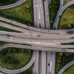 Összetett autópálya csomópont felülnézetből, a bonyolult jóváhagyási folyamatok és döntési logika metaforájaként Business Central környezetben