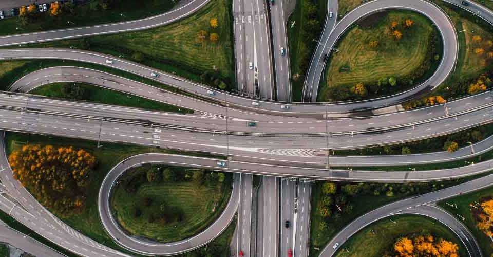 Összetett autópálya csomópont felülnézetből, a bonyolult jóváhagyási folyamatok és döntési logika metaforájaként Business Central környezetben