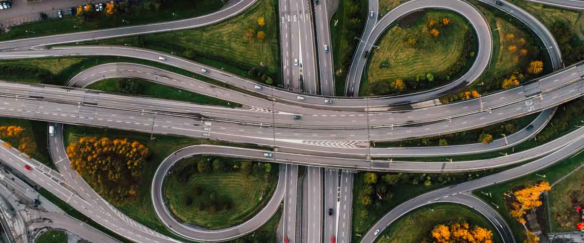 Összetett autópálya csomópont felülnézetből, a bonyolult jóváhagyási folyamatok és döntési logika metaforájaként Business Central környezetben