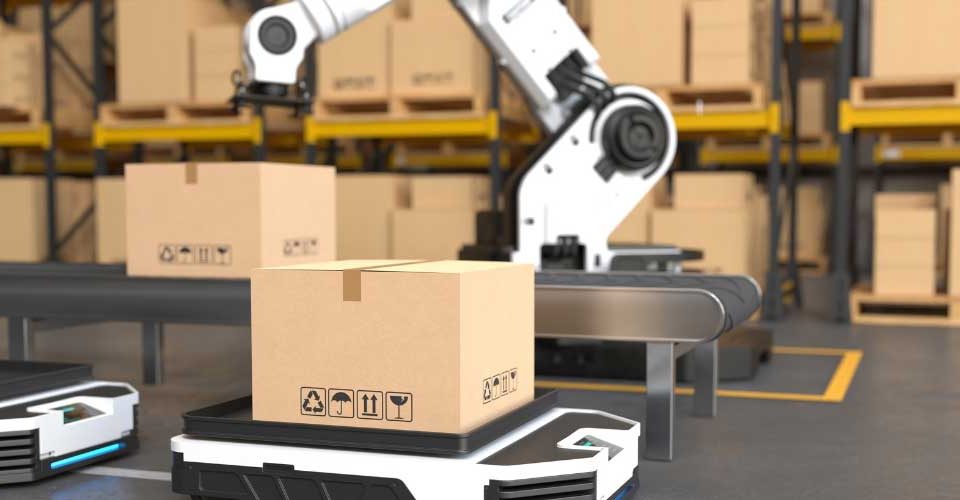 Automatizált raktári folyamat robotkarral és csomagokkal, amely a Business Central 28 számlaautomatizálási újdonságait szemlélteti.