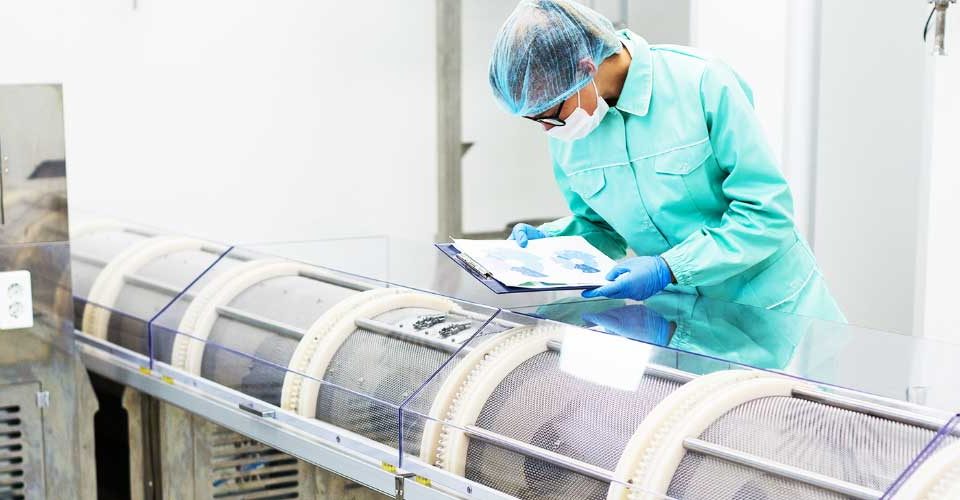 Minőségellenőrzés gyártósoron, amely a Business Central alvállalkozói gyártási folyamatainak átlátható követését szemlélteti.