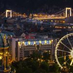 Budapest esti panorámája a Szent István-bazilikával és az óriáskerékkel