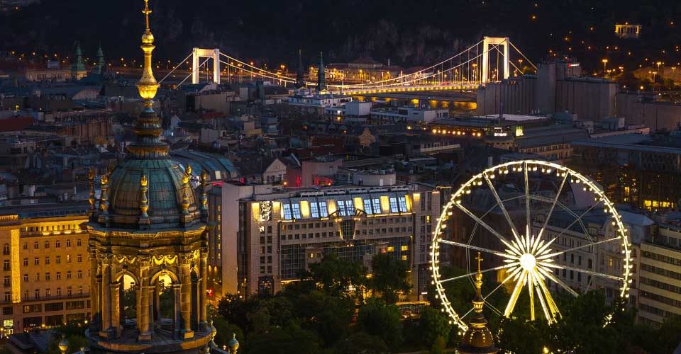 Budapest esti panorámája a Szent István-bazilikával és az óriáskerékkel