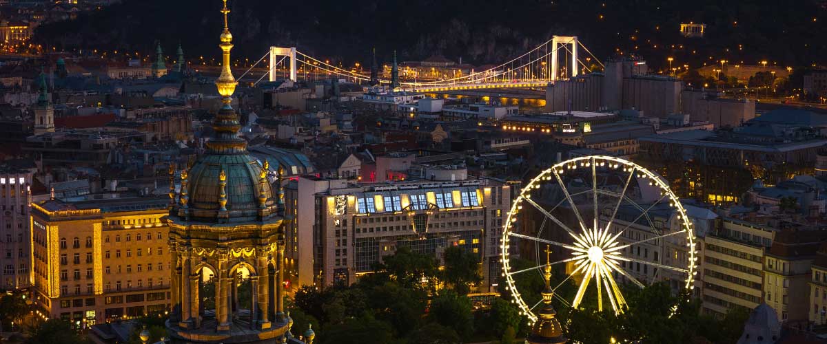 Budapest esti panorámája a Szent István-bazilikával és az óriáskerékkel